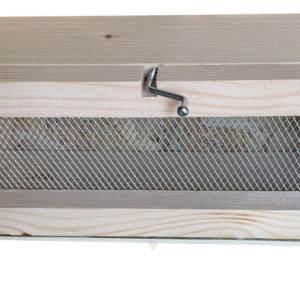 Voliera - cusculita din fata stupului